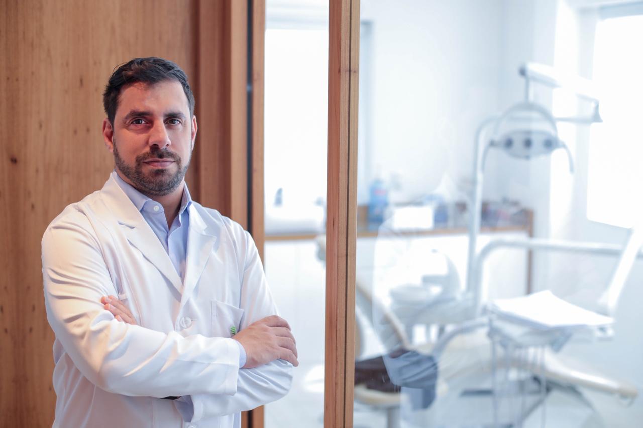 Dr. Luiz Guilherme ao lado da sala de atendimento do Instituto Ômega