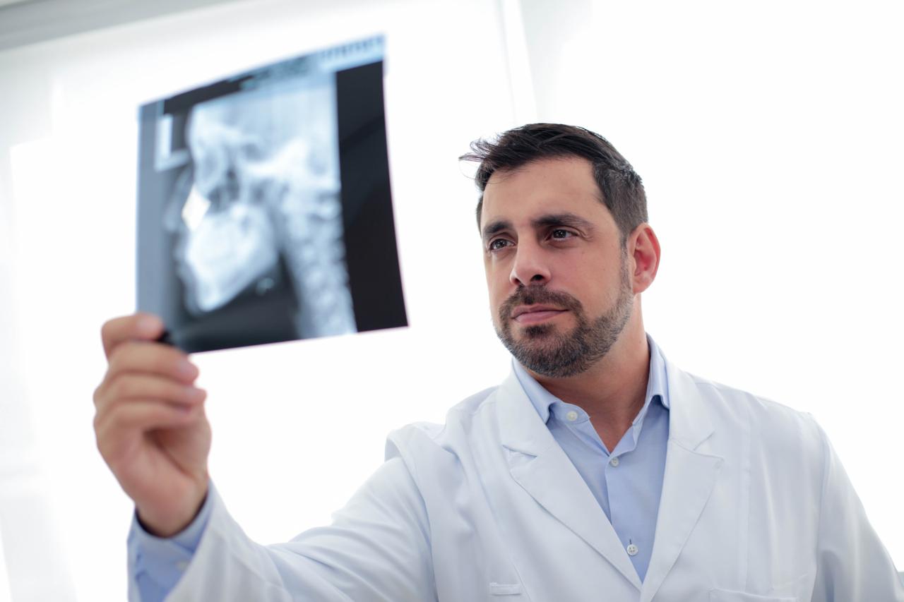 Dr. Luiz Guilherme avaliando uma radiografia da face